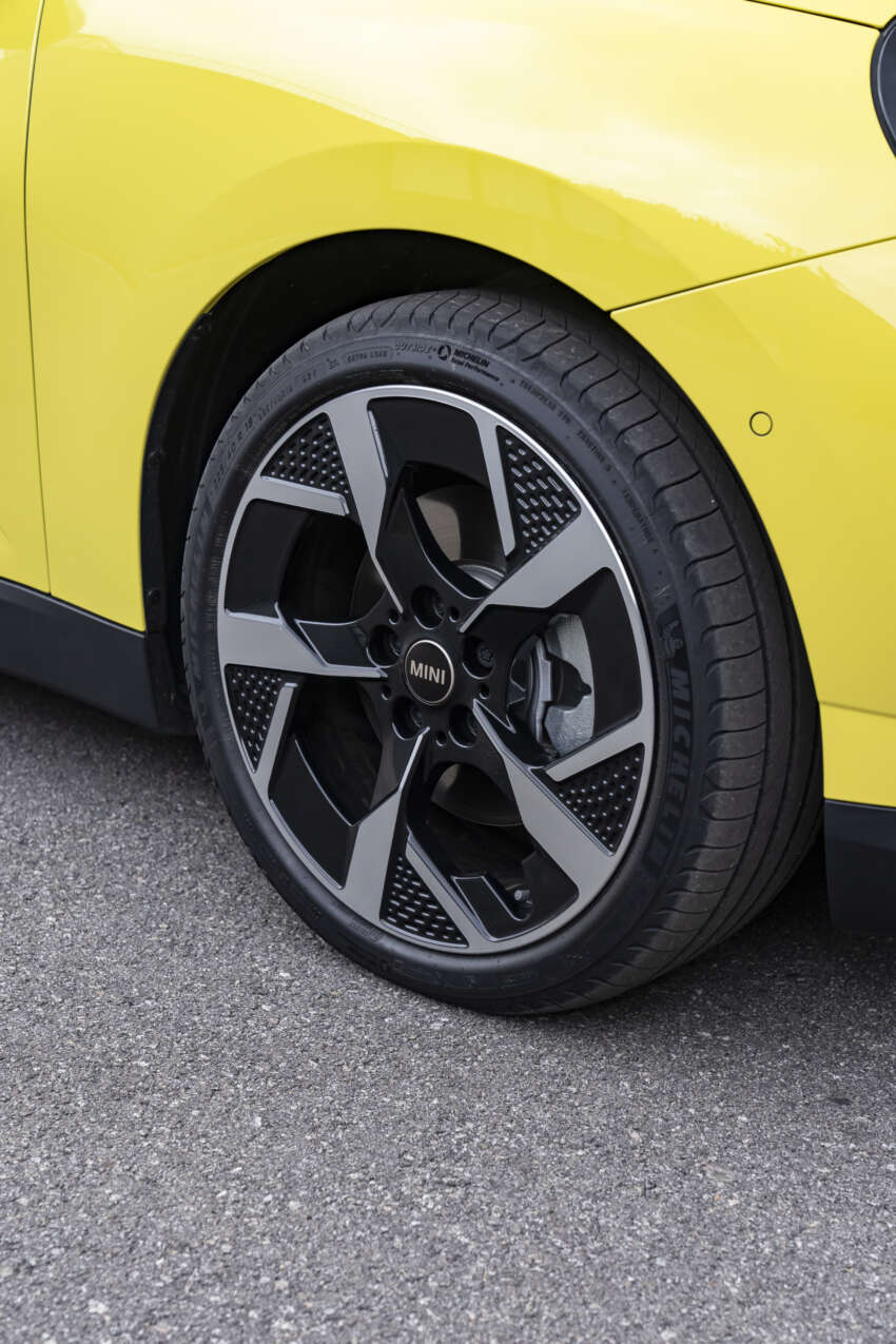 2024 MINI Cooper SE review – new Chinese-built EV MINI Hatch has nearly 2x range, but is it less fun? 1789137