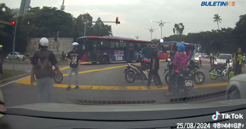 Johor Bahru police uses buses to block <em>mat rempit</em>; 115 bikes seized in joint operation with JPJ, JAS 1808419