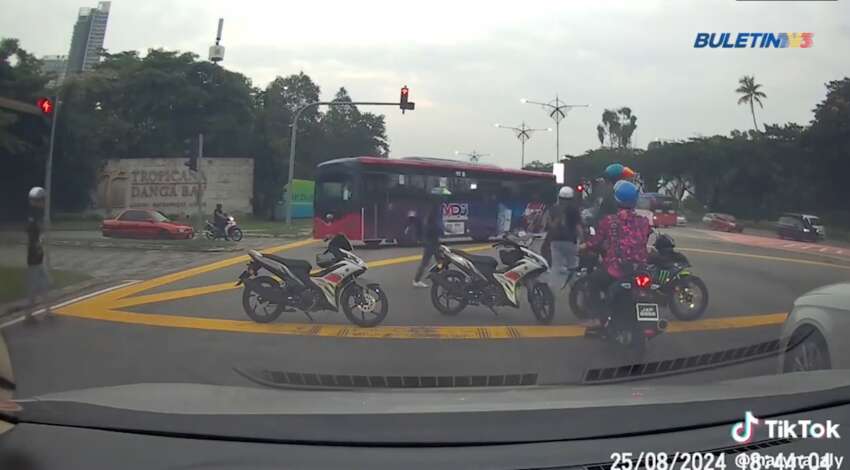 Johor Bahru police uses buses to block <em>mat rempit</em>; 115 bikes seized in joint operation with JPJ, JAS 1808904