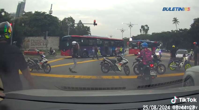 Johor Bahru police uses buses to block <em>mat rempit</em>; 115 bikes seized in joint operation with JPJ, JAS 1808905