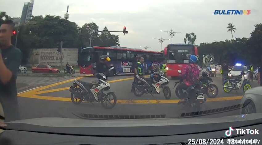 Johor Bahru police uses buses to block <em>mat rempit</em>; 115 bikes seized in joint operation with JPJ, JAS 1808906