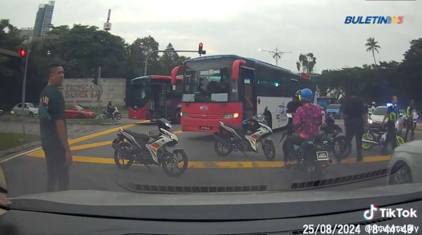 Johor Bahru police uses buses to block <em>mat rempit</em>; 115 bikes seized in joint operation with JPJ, JAS 1808907