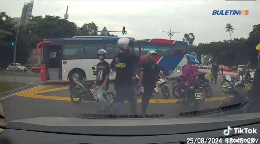 Johor Bahru police uses buses to block <em>mat rempit</em>; 115 bikes seized in joint operation with JPJ, JAS 1808908