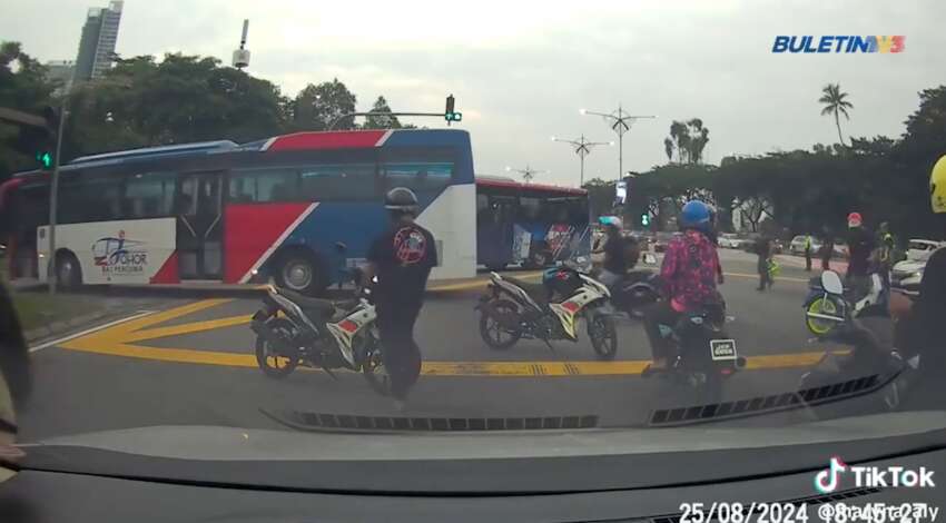 Johor Bahru police uses buses to block <em>mat rempit</em>; 115 bikes seized in joint operation with JPJ, JAS 1808909
