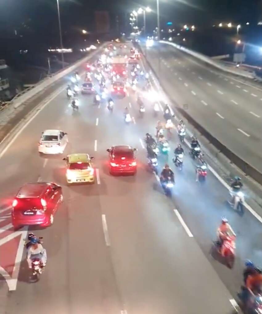 Mat Rempits ride against traffic at Puchong highway toll to escape police – time to use buses to block? 1808937