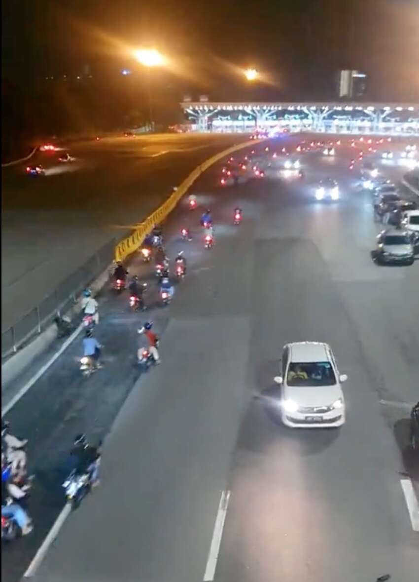 Mat Rempits ride against traffic at Puchong highway toll to escape police – time to use buses to block? 1808940