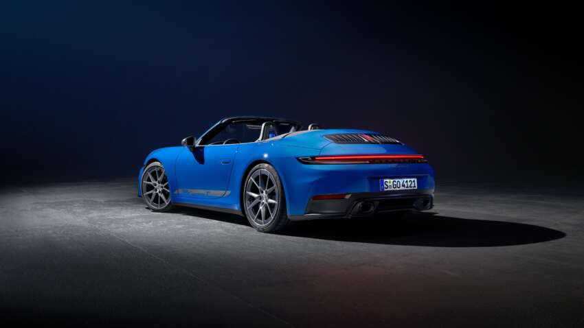 Porsche 911 Carrera T – 992-generation facelift variant available in coupé, cabriolet forms; six-speed manual 1842722