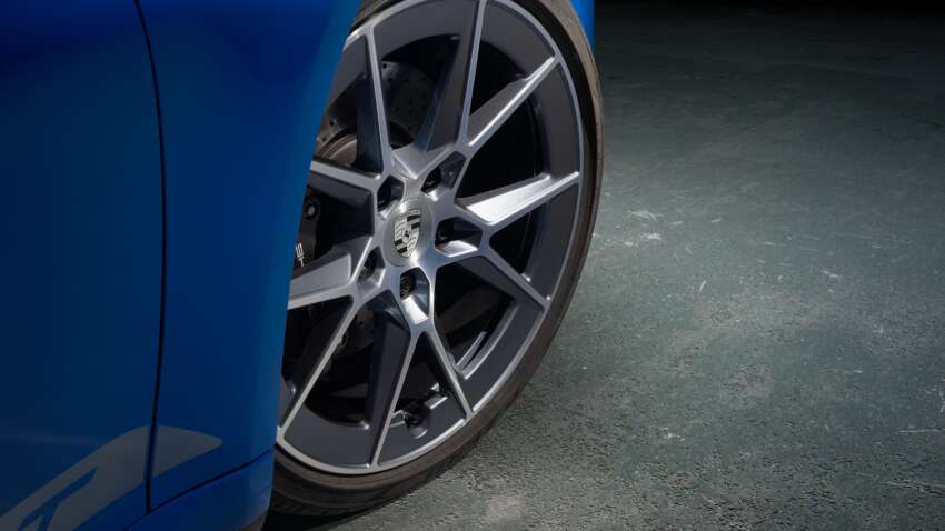 Porsche 911 Carrera T – 992-generation facelift variant available in coupé, cabriolet forms; six-speed manual 1842726