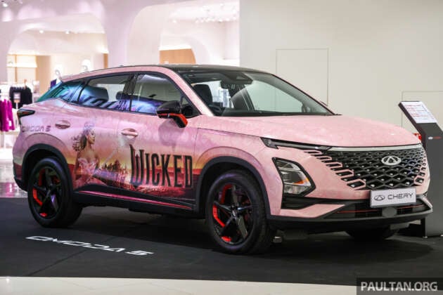 Chery Omoda 5 dons pink wrap with Ariana Grande to promote <em>Wicked</em> at TGV Pavilion Bukit Jalil until Dec 11