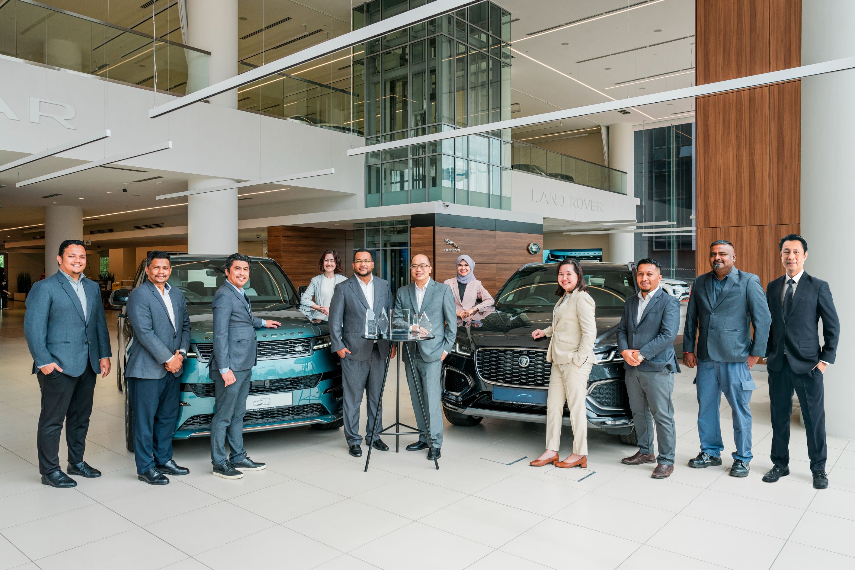 Jaguar Land Rover Malaysia wins Retailer of the Year 2023/2024 award for Asia-Pacific region – fifth title