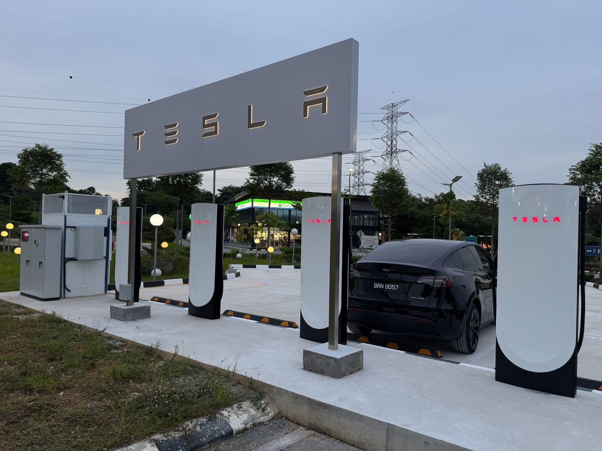 Four new Tesla V4 Superchargers at Skudai R&R, two new Destination Chargers at Shangri-La Hotel KL