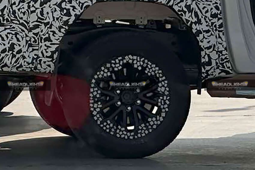 2025 Toyota Hilux Travo spied – new front, rear design for 9th gen, but cab and platform remain unchanged 1870930