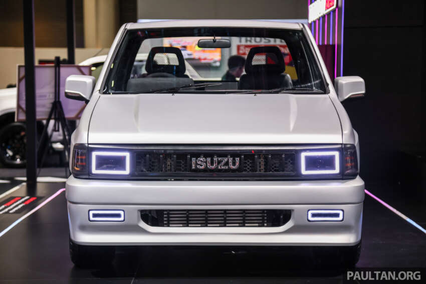Bangkok 2025: Isuzu Dragon Max concept debuts as TFR-based restomod with 220 PS 2.2L Ddi MaxForce 1896017