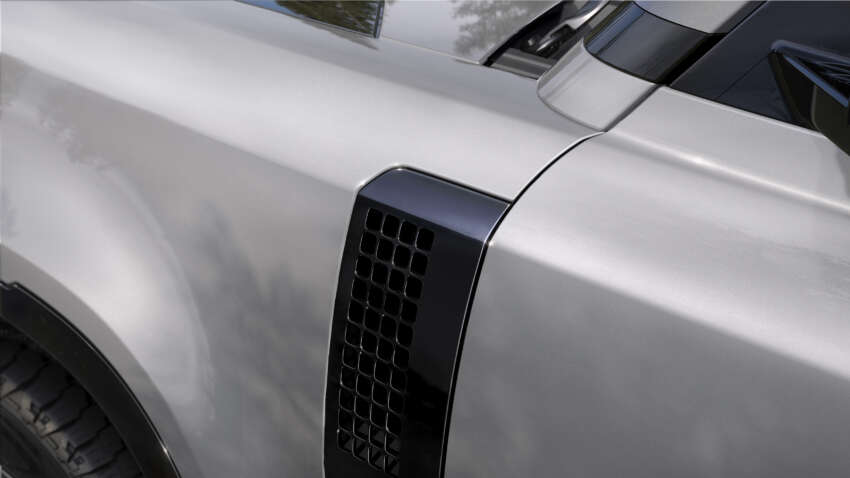 Land Rover Defender updated for 2026 model year – revised headlamps, larger 13.1-inch touchscreen 1919188