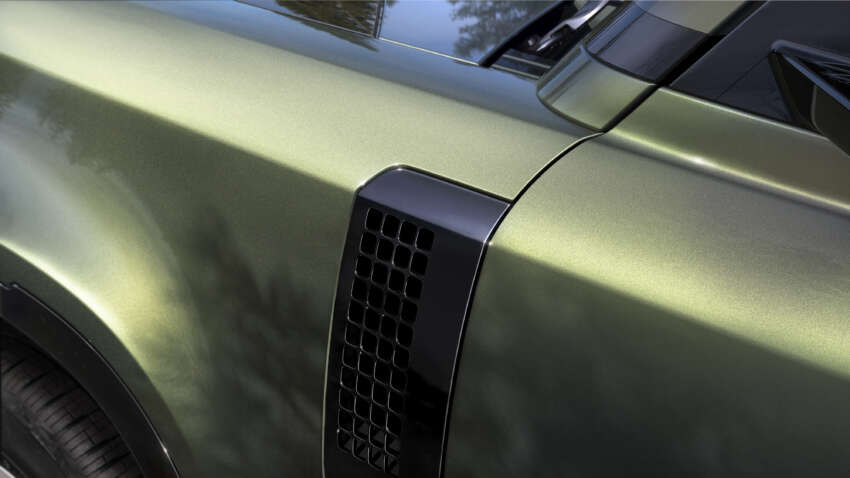 Land Rover Defender updated for 2026 model year – revised headlamps, larger 13.1-inch touchscreen 1919178