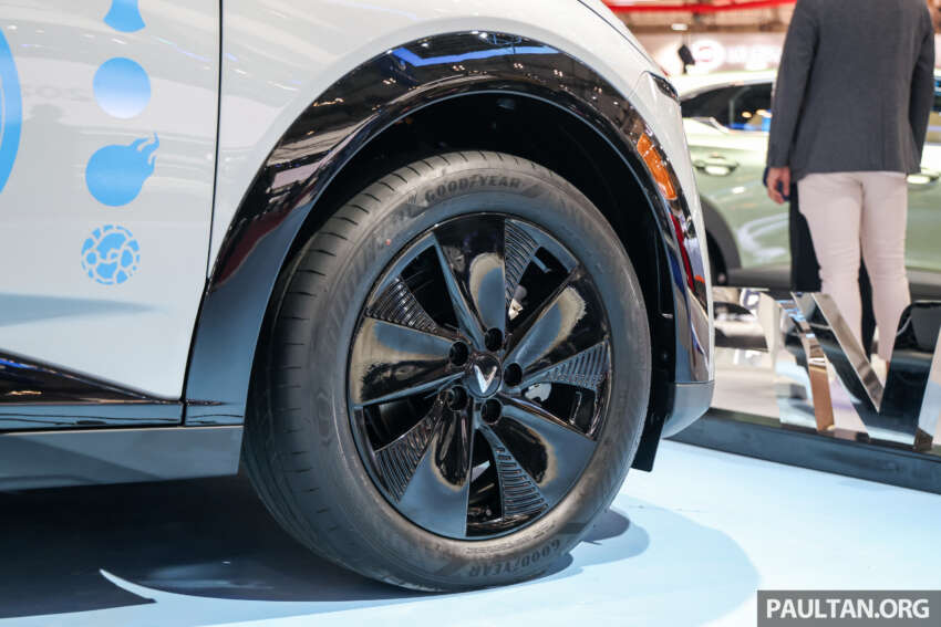 2025 VinFast VF7 launched in Indonesia – C-segment EV SUV; up to 354 PS, 471 km range; from RM129k 1947458