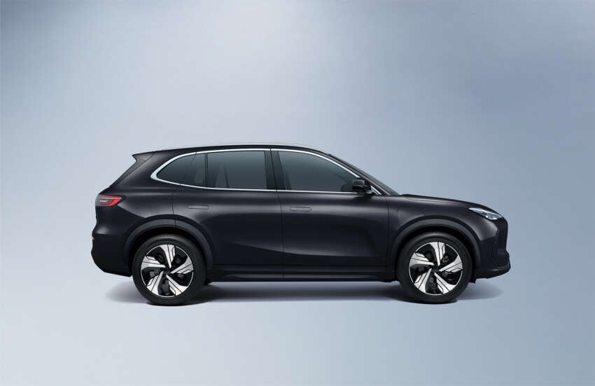 2025 Proton eMas 7 gets new Obsidian Black exterior, Alabaster White interior options, OTA Apple CarPlay 1935403