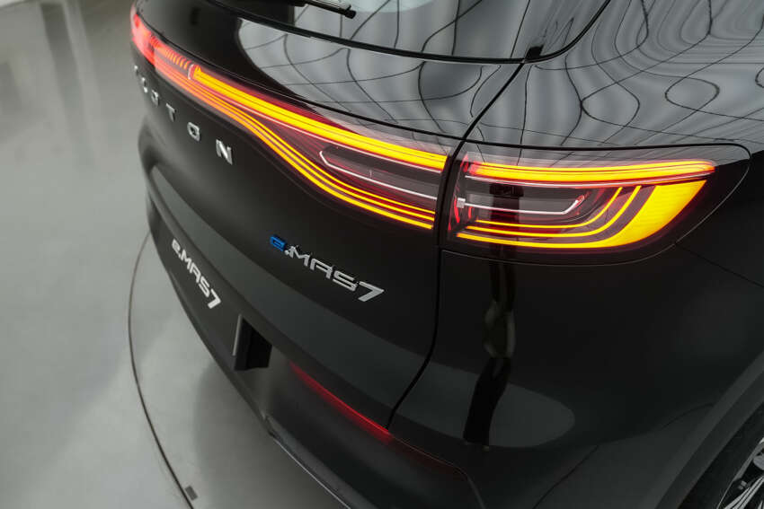 2025 Proton eMas 7 gets new Obsidian Black exterior, Alabaster White interior options, OTA Apple CarPlay 1935406