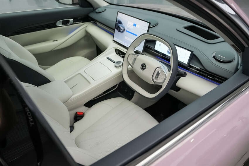 2025 Proton eMas 7 gets new Obsidian Black exterior, Alabaster White interior options, OTA Apple CarPlay 1935426