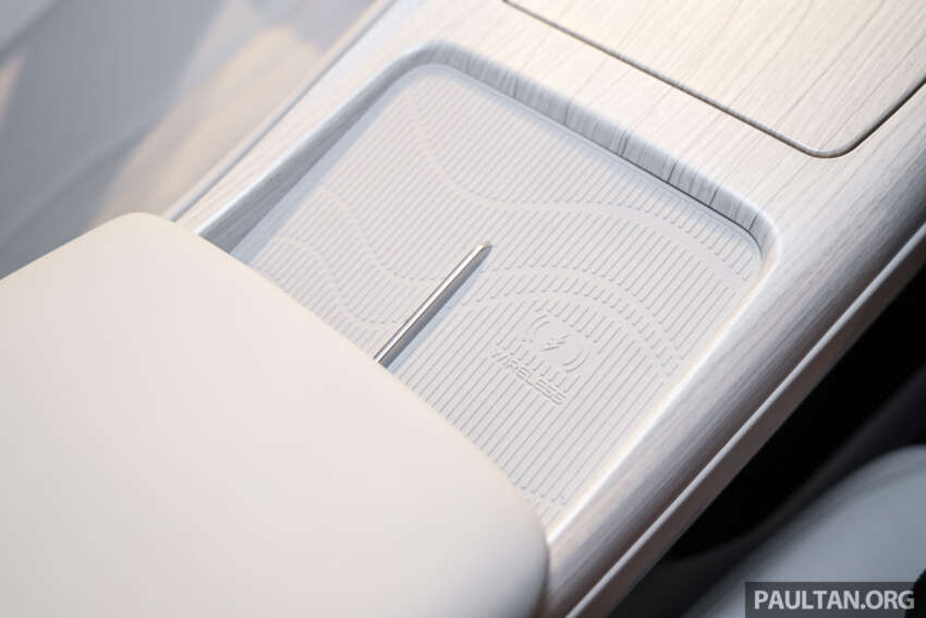 2025 Proton eMas 7 gets new Obsidian Black exterior, Alabaster White interior options, OTA Apple CarPlay 1935359