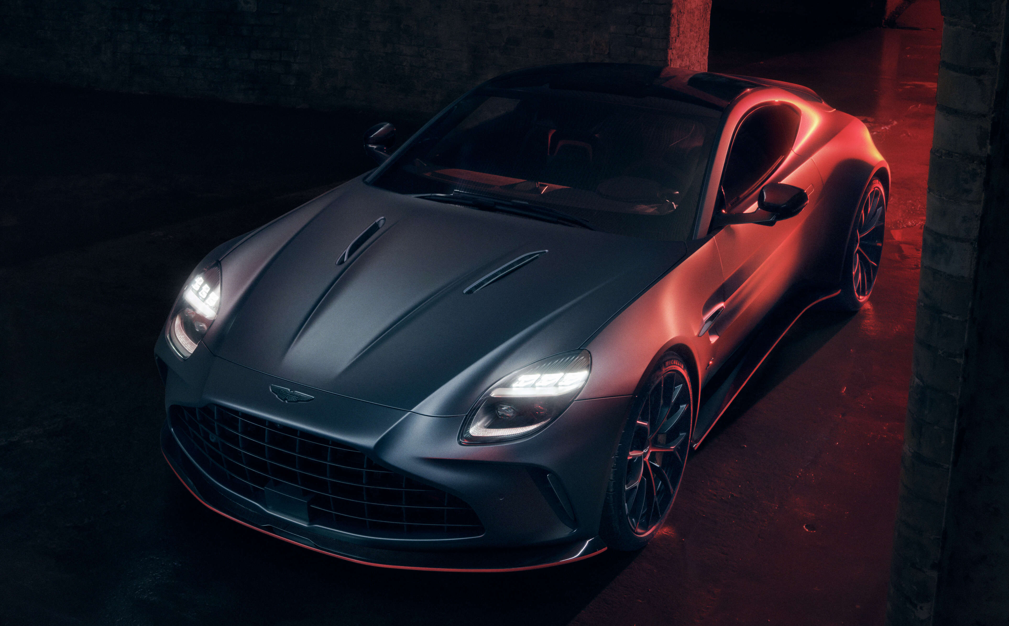 2025 Aston Martin Vantage S – 680 PS/800 Nm 4.0L twin-turbo V8, 0-100 km/h 3.4 secs, increased agility