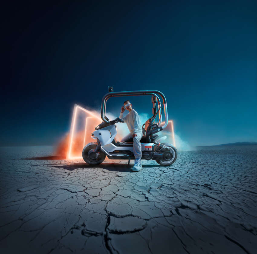 BMW Motorrad Vision CE e-scooter comes with cage 1963019