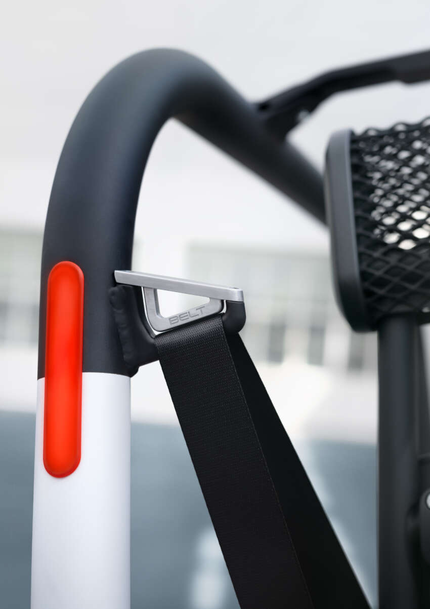 BMW Motorrad Vision CE e-scooter comes with cage 1963020