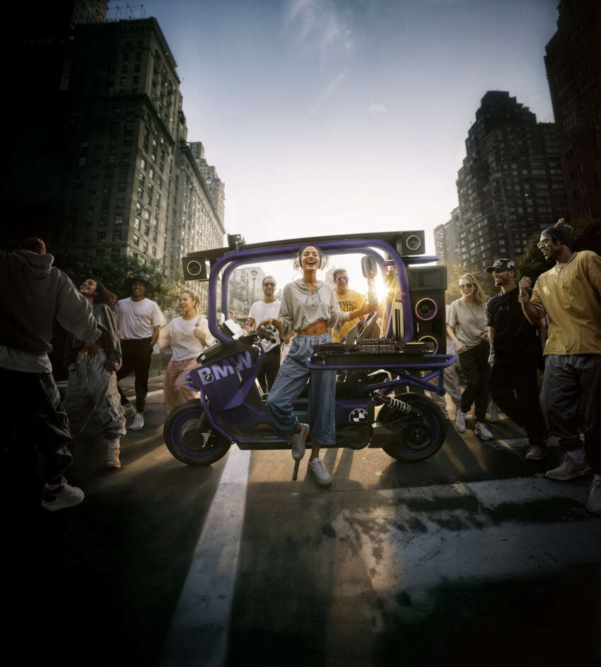 BMW Motorrad Vision CE e-scooter comes with cage 1963022