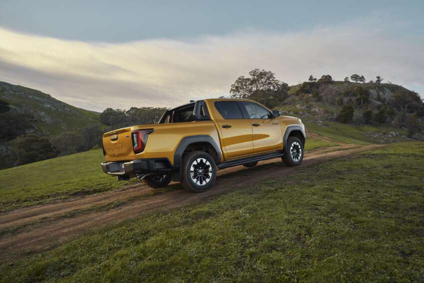 2026 Toyota Hilux Travo – heavy facelift, 2.8L diesel standard, EV with 240 km WLTP range, RM99k-RM192k 1996646