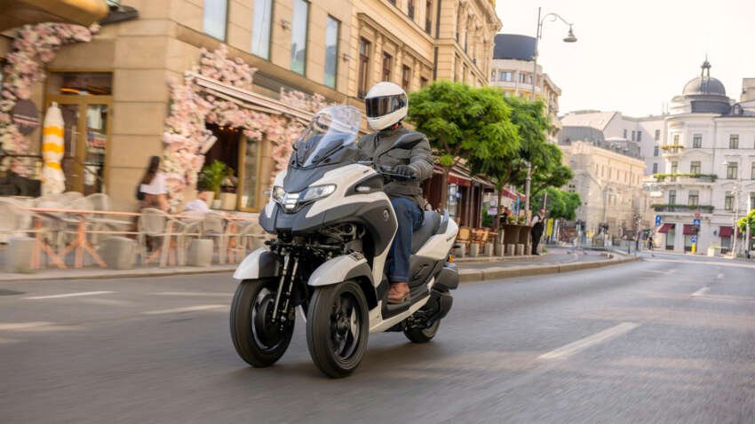 2026 Yamaha Tricity 300 scooter for Europe – three wheels, standing assist, foot brake and airbag 2052694