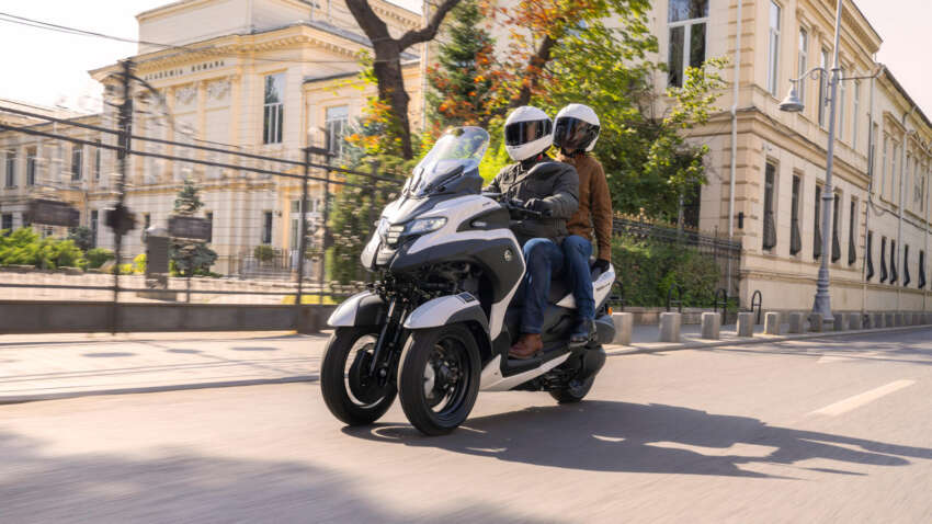 2026 Yamaha Tricity 300 scooter for Europe – three wheels, standing assist, foot brake and airbag 2052696