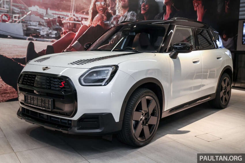 Stand out with the limited edition MINI Countryman S Shadowline and Stealth, exclusive to Auto Bavaria! 2061634
