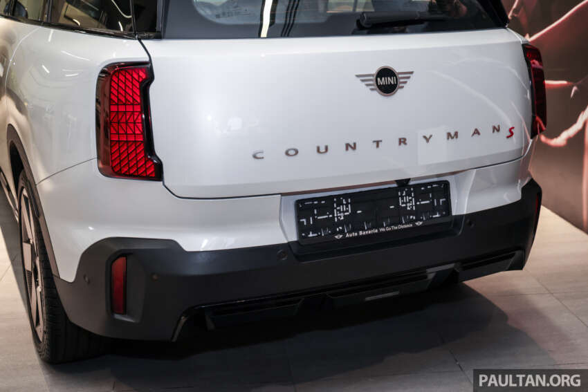 Stand out with the limited edition MINI Countryman S Shadowline and Stealth, exclusive to Auto Bavaria! 2061643
