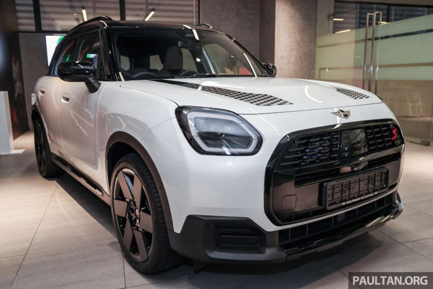 Stand out with the limited edition MINI Countryman S Shadowline and Stealth, exclusive to Auto Bavaria! 2061635