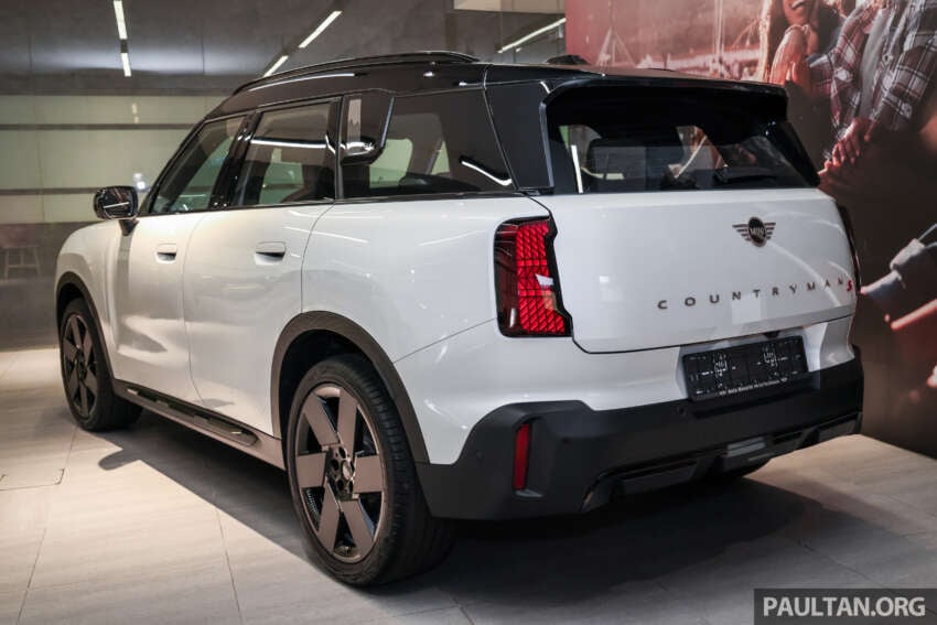 Stand out with the limited edition MINI Countryman S Shadowline and Stealth, exclusive to Auto Bavaria! 2061636