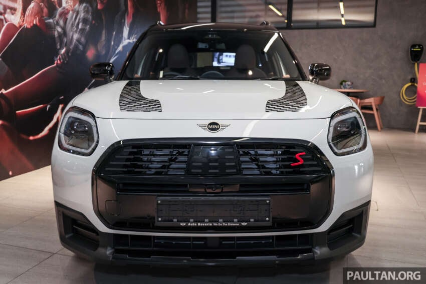 Stand out with the limited edition MINI Countryman S Shadowline and Stealth, exclusive to Auto Bavaria! 2061637