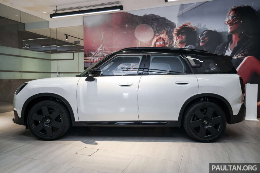 Stand out with the limited edition MINI Countryman S Shadowline and Stealth, exclusive to Auto Bavaria! 2061639