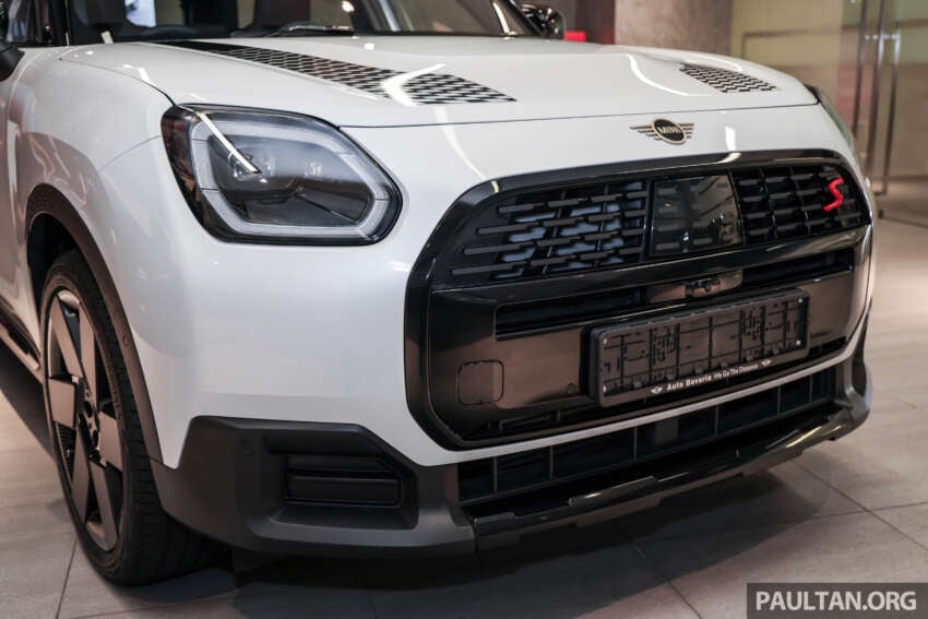 Stand out with the limited edition MINI Countryman S Shadowline and Stealth, exclusive to Auto Bavaria! 2061640