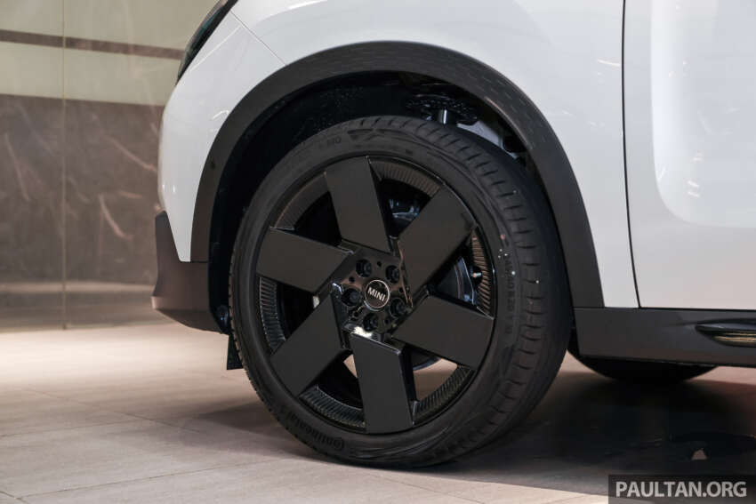Stand out with the limited edition MINI Countryman S Shadowline and Stealth, exclusive to Auto Bavaria! 2061641