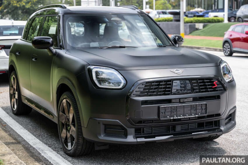 Stand out with the limited edition MINI Countryman S Shadowline and Stealth, exclusive to Auto Bavaria! 2061657