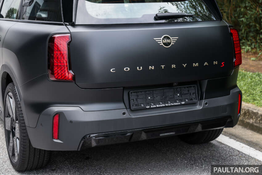 Stand out with the limited edition MINI Countryman S Shadowline and Stealth, exclusive to Auto Bavaria! 2061666