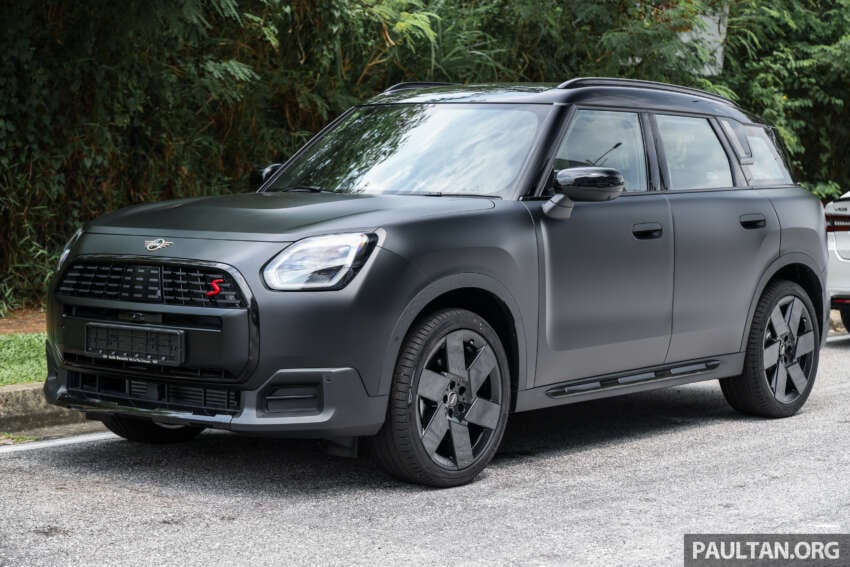 Stand out with the limited edition MINI Countryman S Shadowline and Stealth, exclusive to Auto Bavaria! 2061658