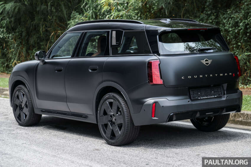Stand out with the limited edition MINI Countryman S Shadowline and Stealth, exclusive to Auto Bavaria! 2061659