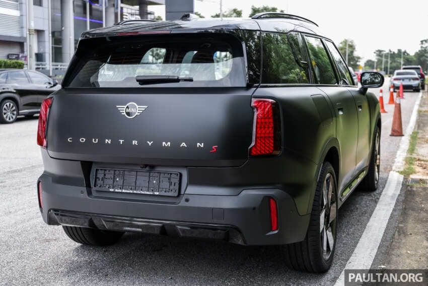 Stand out with the limited edition MINI Countryman S Shadowline and Stealth, exclusive to Auto Bavaria! 2061660