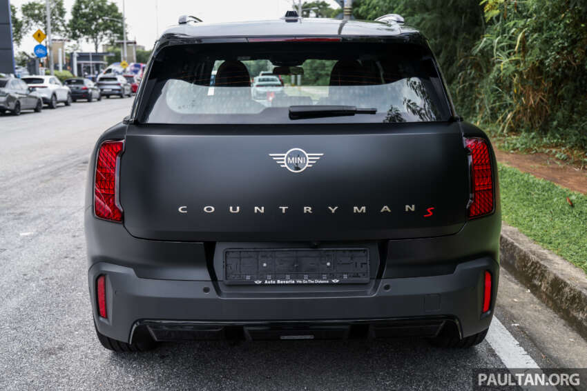 Stand out with the limited edition MINI Countryman S Shadowline and Stealth, exclusive to Auto Bavaria! 2061662