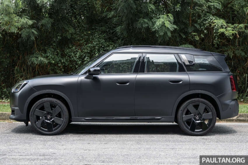 Stand out with the limited edition MINI Countryman S Shadowline and Stealth, exclusive to Auto Bavaria! 2061663
