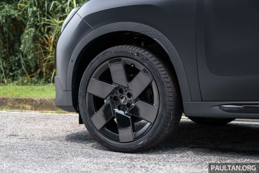 Stand out with the limited edition MINI Countryman S Shadowline and Stealth, exclusive to Auto Bavaria! 2061665