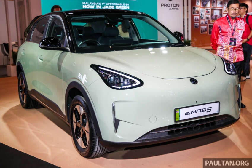 Proton eMas 5 gets new Jade Green colour – available on Prime and Premium with dark interior, same price 2074195