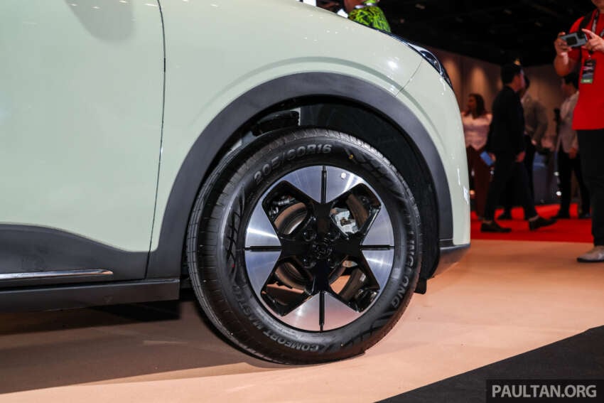 Proton eMas 5 gets new Jade Green colour – available on Prime and Premium with dark interior, same price 2074222