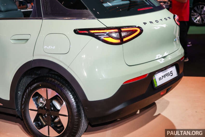Proton eMas 5 gets new Jade Green colour – available on Prime and Premium with dark interior, same price 2074232